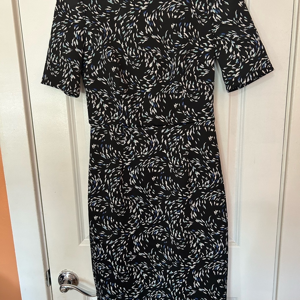 White House Black Market Printed Scuba Sheath Dress Black w Blue Depths Size 4
